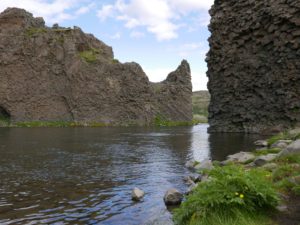 De basaltzuilen bij Hjálparfoss